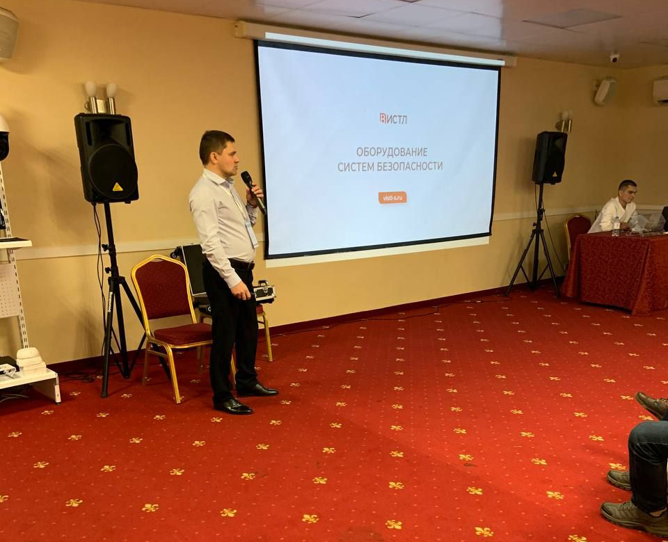 Алексей показывает презентацию