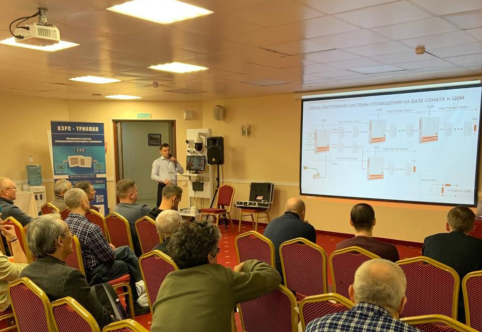 Алексей показывает презентацию 2